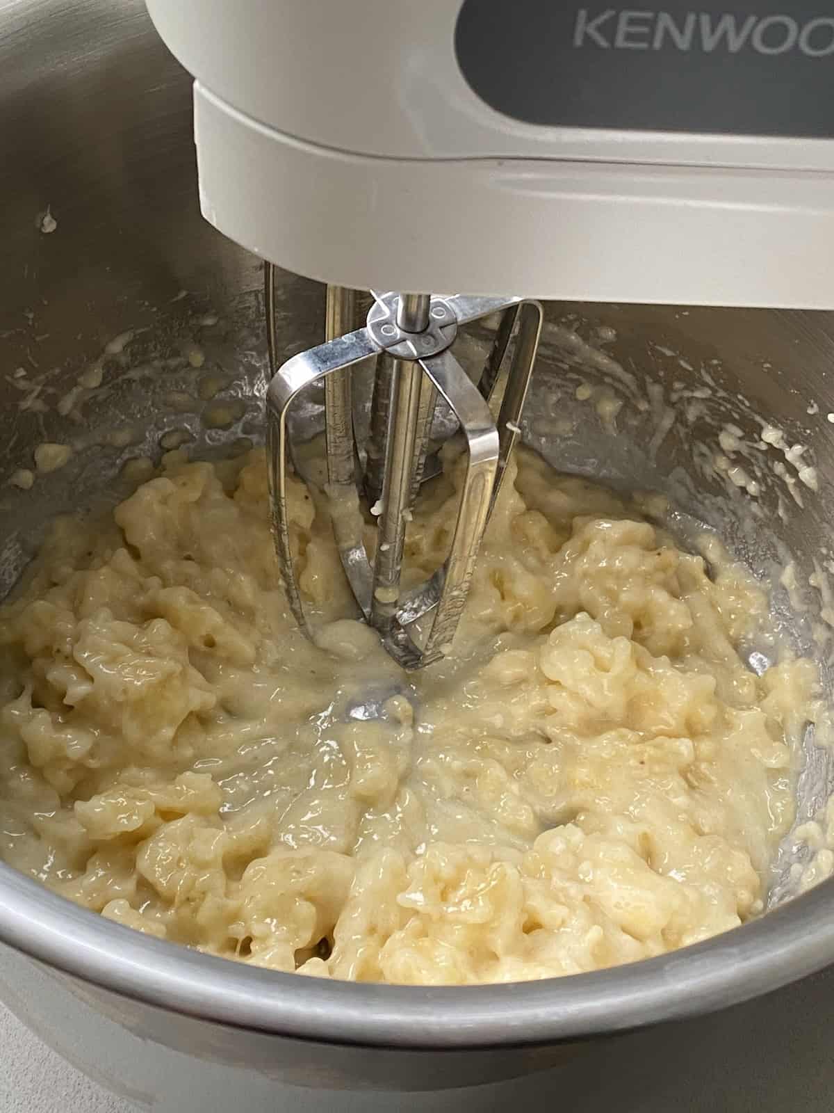 Mash the bananas in a small electric mixer.